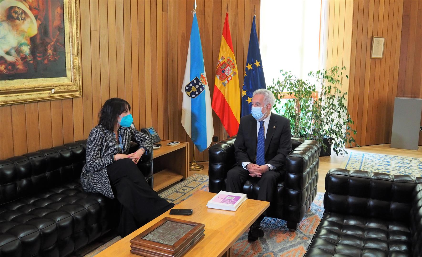 Foto da noticia:A conselleira de Emprego e Igualdade entrega ao presidente do Parlamento o Informe sobre violencia de xénero de 2020
